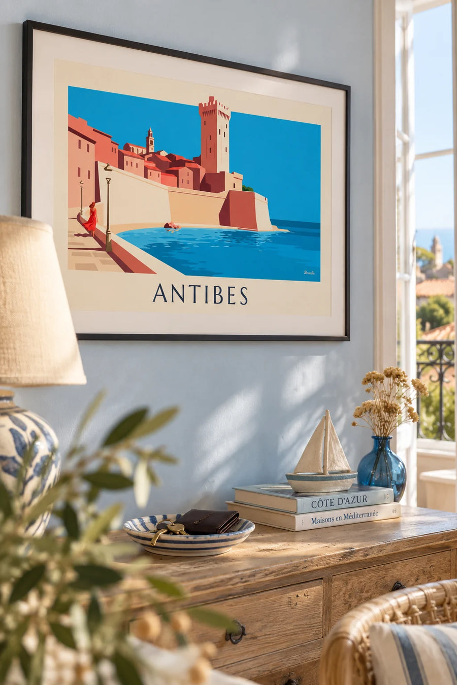 Affiche remparts d’Antibes, château Grimaldi et silhouette de femme : encadrée au mur