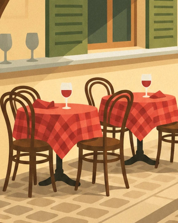 Les tables à nappe rouge à carreaux et leurs chaises bistrot en bois, avec un verre de vin rouge