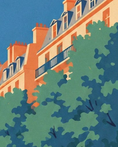 Façade crème aux cheminées orangées et balcon de fer forgé bleu, à demi cachée par le feuillage vert