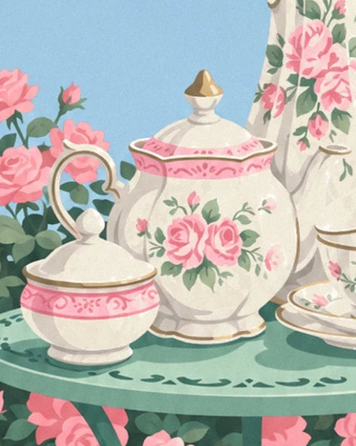 La théière et le sucrier en porcelaine aux roses roses sur la table verte du jardin