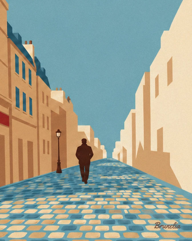 Un promeneur en veste sombre qui s'éloigne sur les pavés bleus d'une rue parisienne bordée de façades