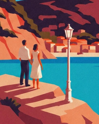 Le couple main dans la main sur la jetée, près du lampadaire, face au village et à l'eau turquoise