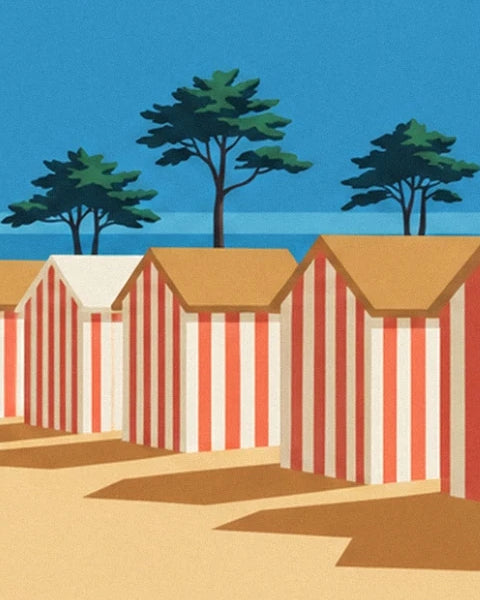 Les cabines rayées rouges et blanches, leurs toits dorés et les pins en arrière-plan