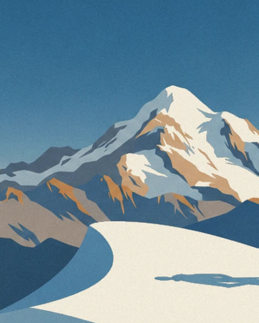 Le sommet enneigé aux roches ocre, et la longue ombre sur la neige