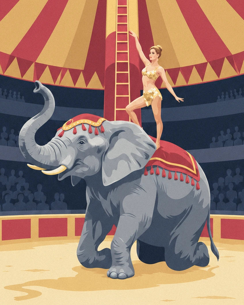 L'éléphant gris agenouillé, trompe levée, et l'acrobate en tenue dorée debout sur sa housse rouge