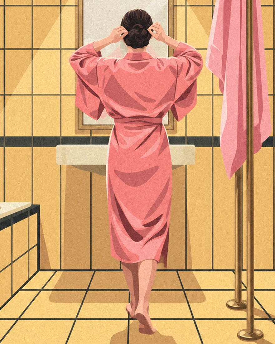 Une femme de dos en peignoir rose devant le lavabo, sur fond de carrelage jaune
