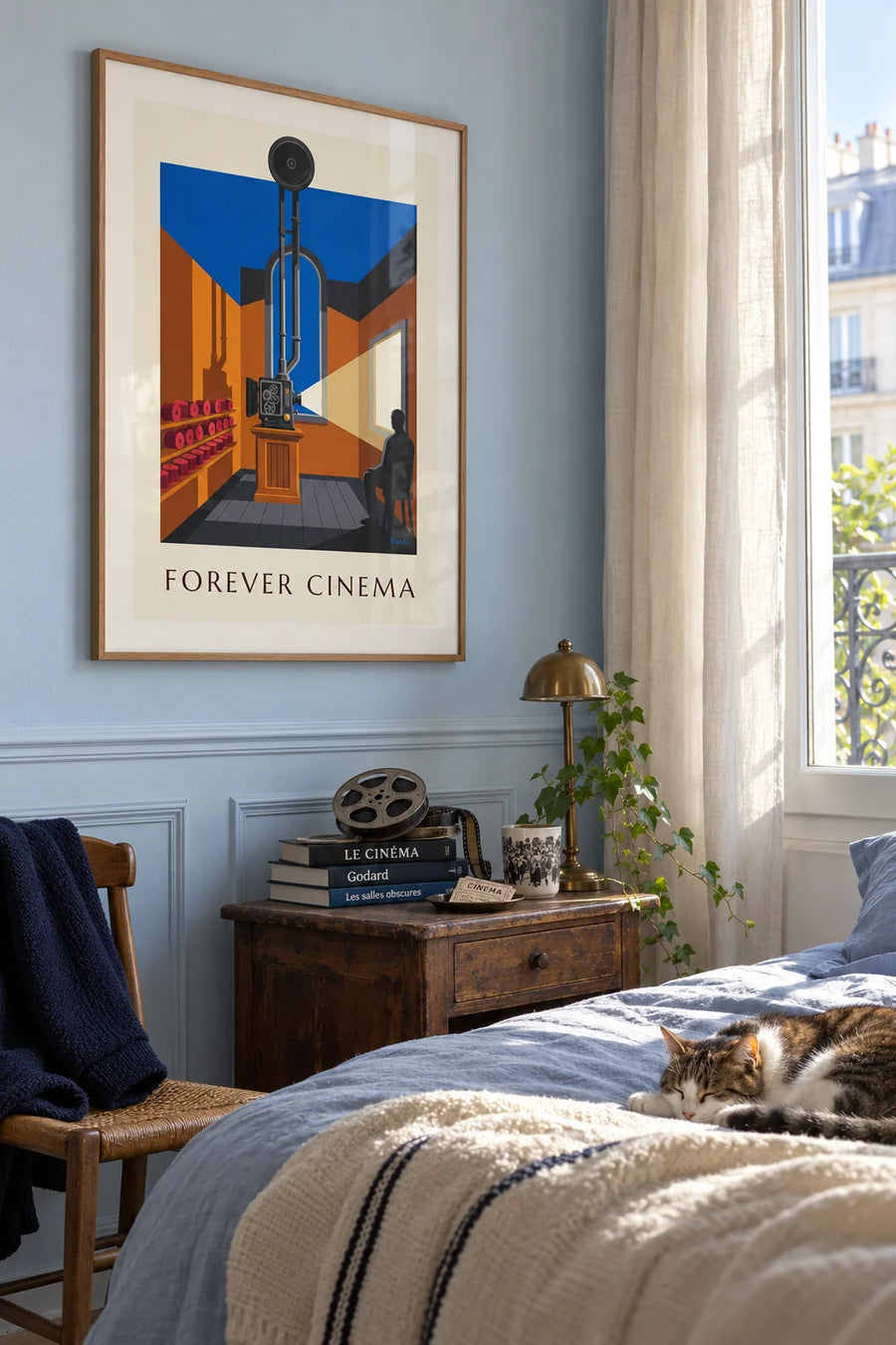 Affiche projecteur et bobines de film en cabine de cinéma : encadrée au mur