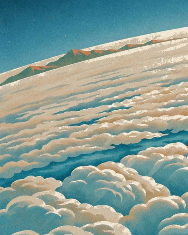 Des sommets aux crêtes orangées à l’horizon, au-dessus d’une mer de nuages