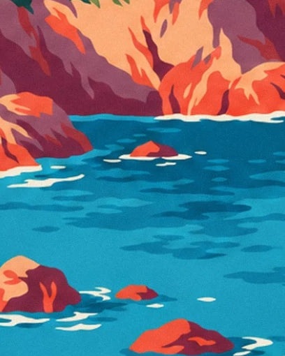Les rochers orangés dans l’eau turquoise, bordés d’écume au pied des falaises