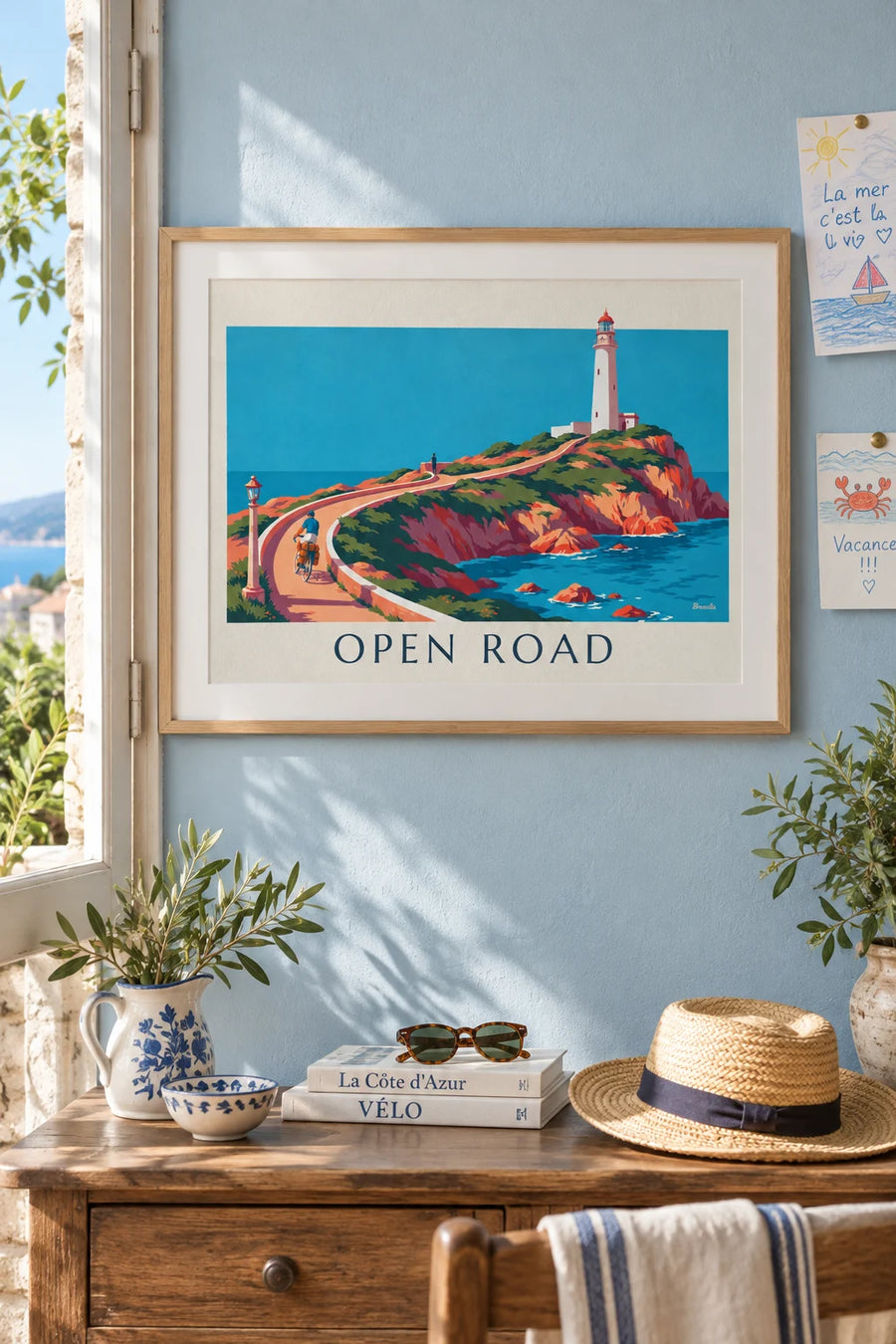 Affiche cyclotouriste aux sacoches sur une route côtière : encadrée au mur