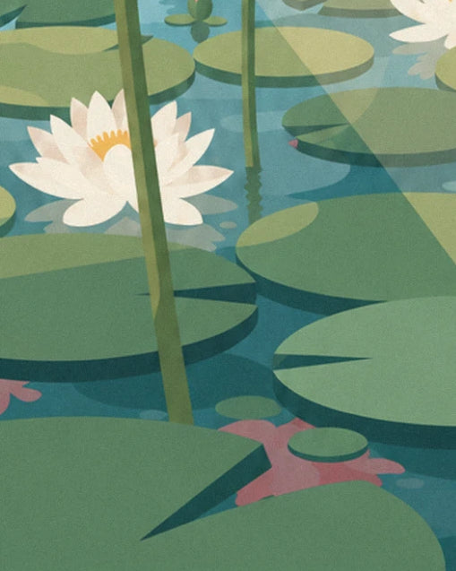 Un lotus blanc au cœur jaune parmi les larges feuilles vertes, sur l'eau bleutée