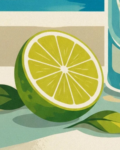 Un demi-citron vert à la pulpe jaune lumineuse, posé près de feuilles vertes