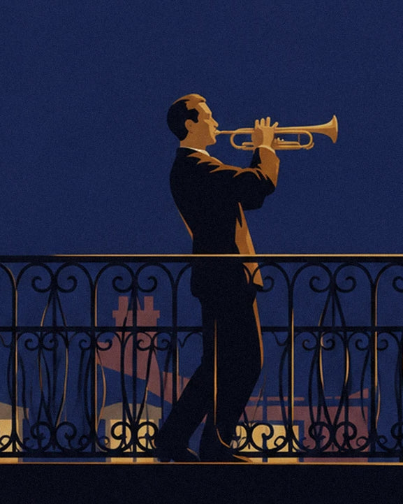Le trompettiste en costume sombre jouant sur son balcon en fer forgé, sous le ciel bleu nuit