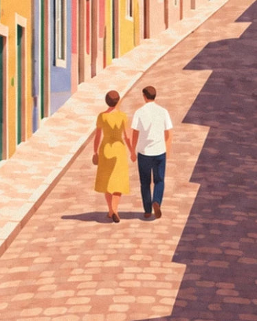 Un couple main dans la main, robe jaune et chemise blanche, dans la ruelle pavée