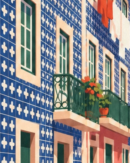 Les azulejos bleus et blancs, les balcons verts et leurs pots de fleurs orangées