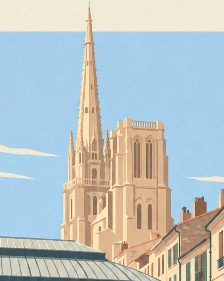 La flèche Saint-Michel au-dessus des toits bordelais, sur un ciel bleu