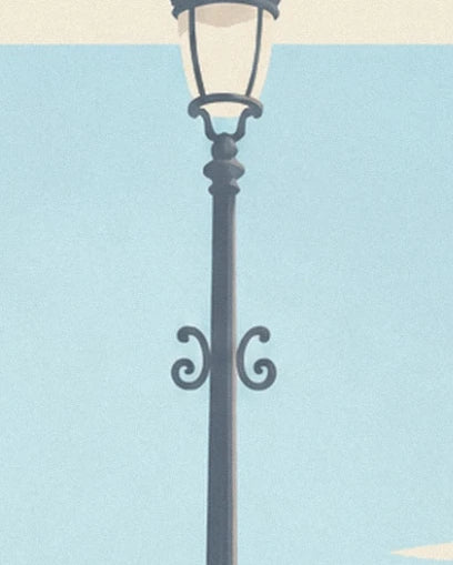 Le lampadaire sombre du parc, avec ses volutes décoratives sur fond bleu clair