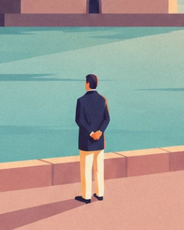 Un homme en veste sombre et pantalon clair, les mains dans le dos face à l’eau