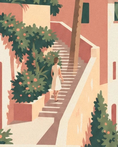 Une femme en robe claire dans un escalier bordé de feuillages et de murs ocre