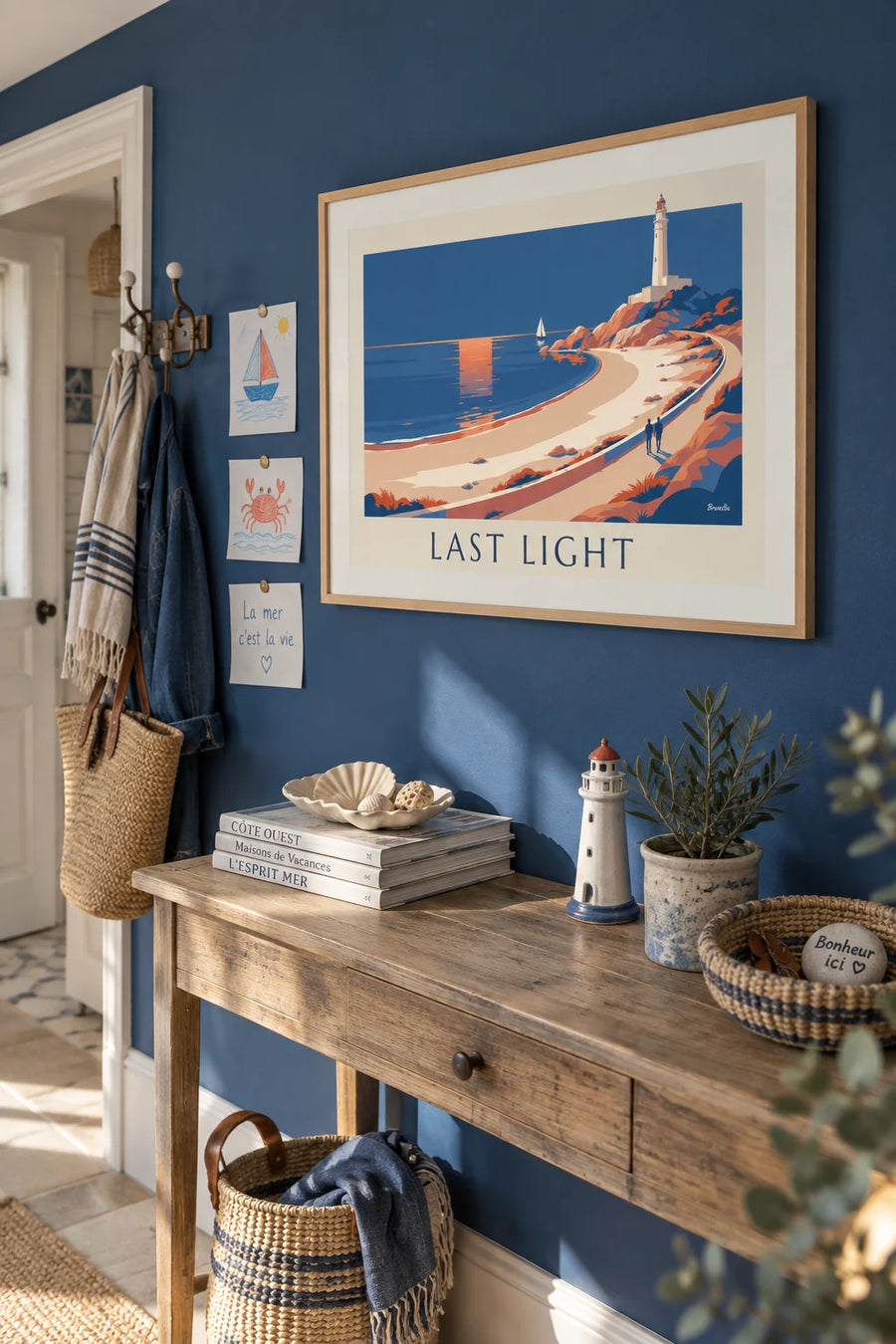 Affiche coucher de soleil sur une plage et son phare blanc : encadrée au mur
