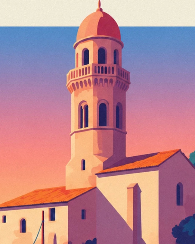 Le clocher de Collioure aux façades dorées et aux toits orangés sur un ciel rose