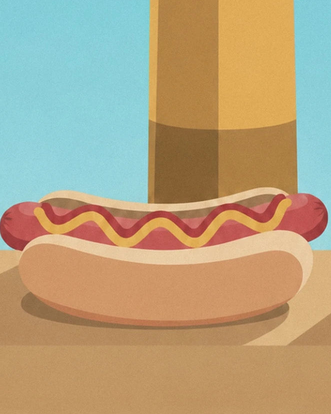 Un hot-dog garni d’un cordon de moutarde jaune sur le comptoir du snack