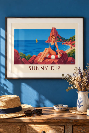 Affiche pin-up en maillot rouge sur un bateau en acajou au lac : encadrée au mur