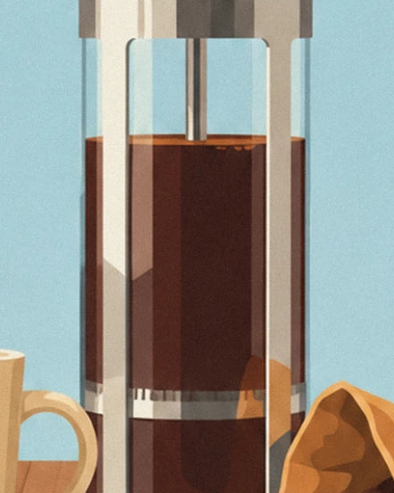 Le café brun dans le corps en verre de la cafetière, entre ses montants métalliques
