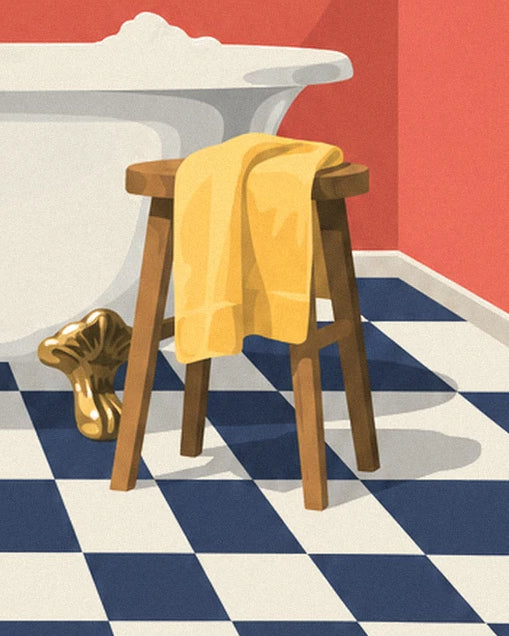 Le tabouret en bois et sa serviette jaune, sur le carrelage en damier bleu et blanc