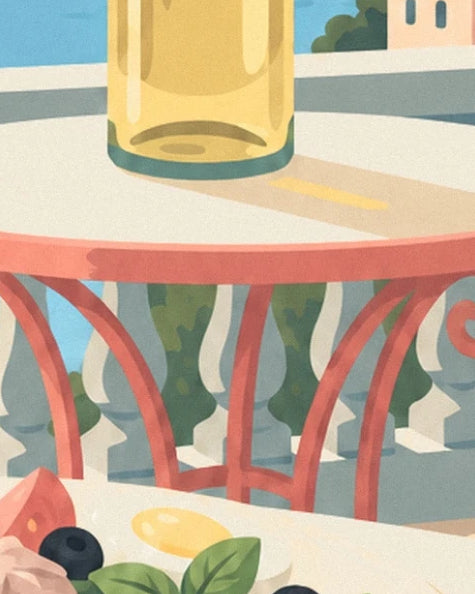 Un verre doré sur une table crème, devant les chaises rouges et la balustrade