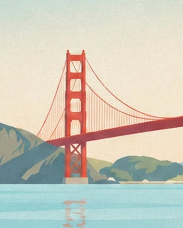 Le Golden Gate rouge au-dessus des eaux turquoise, devant les collines de San Francisco