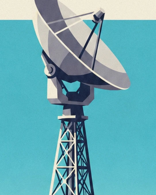 La grande parabole grise du radiotélescope sur sa tour métallique, sur fond turquoise
