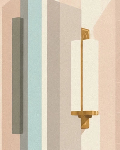 L’applique blanche aux fixations dorées près du miroir de la salle de bain