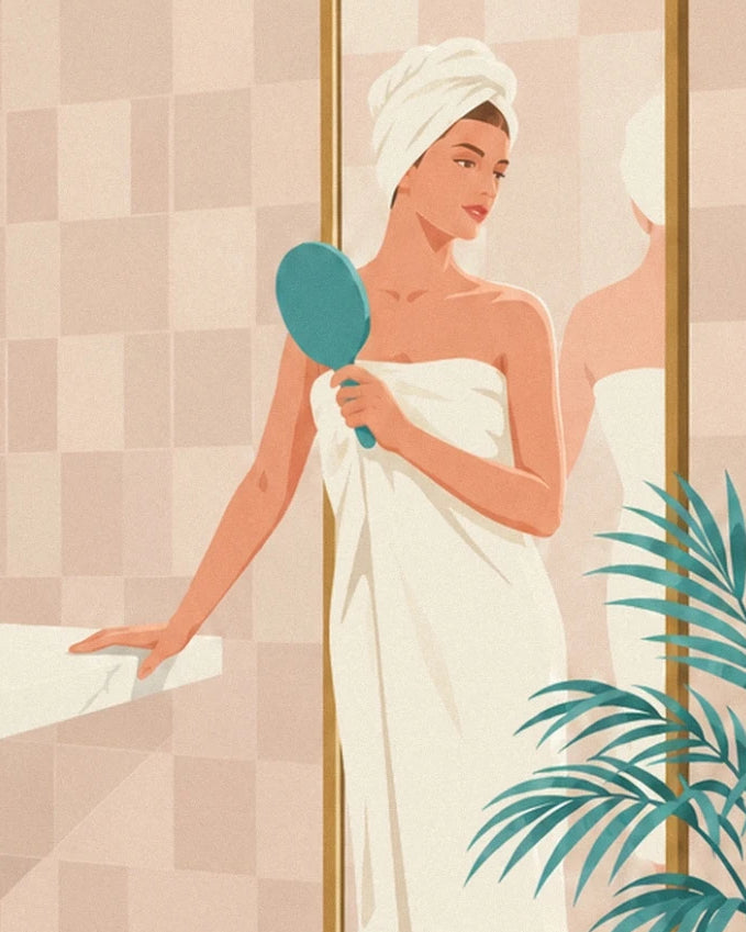La femme en serviette blanche, turban sur la tête et miroir turquoise à la main