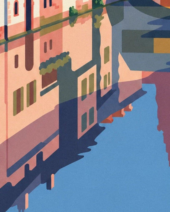 Les reflets roses des façades aux volets verts dans l’eau bleue du canal