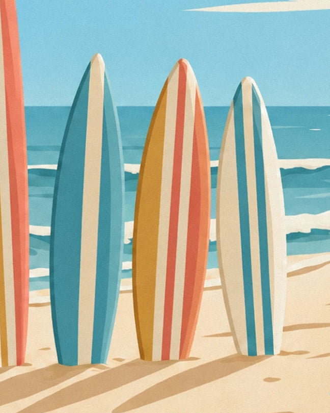 Les planches de surf aux rayures turquoise, crème et corail sur le sable doré