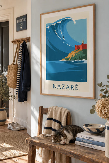 Affiche surfeur sur la vague géante de Nazaré au Portugal : encadrée au mur