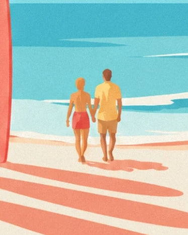 Un couple de dos au bord de l’eau turquoise, entre sable clair et vagues blanches