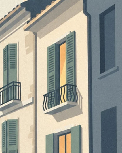 La façade crème aux volets verts et aux balcons à ferronneries noires