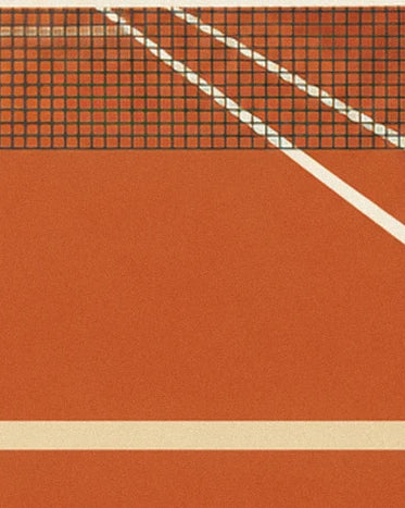 Le filet noir et les lignes blanches du court de tennis sur la terre battue orangée