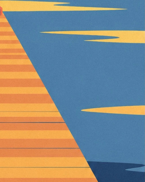 Les planches de la jetée qui filent vers l'eau bleue, striées de reflets dorés