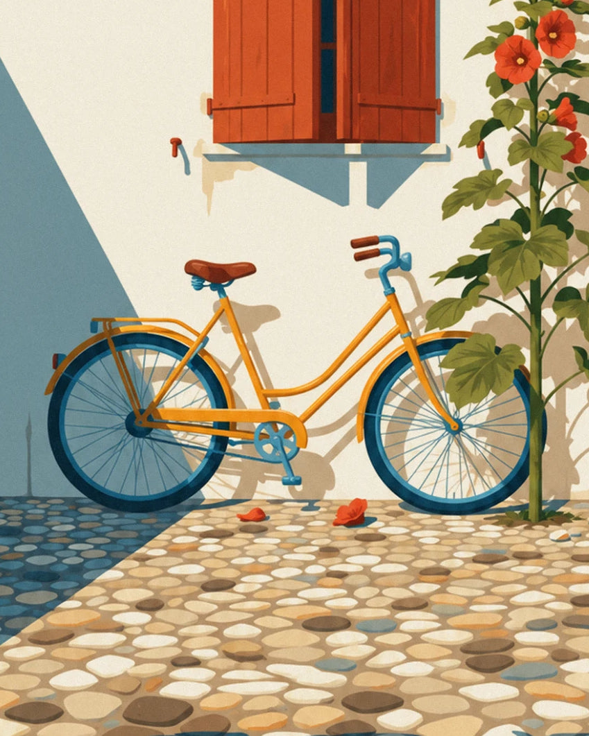 La bicyclette jaune moutarde aux roues bleues, adossée au mur blanc près d'une rose trémière