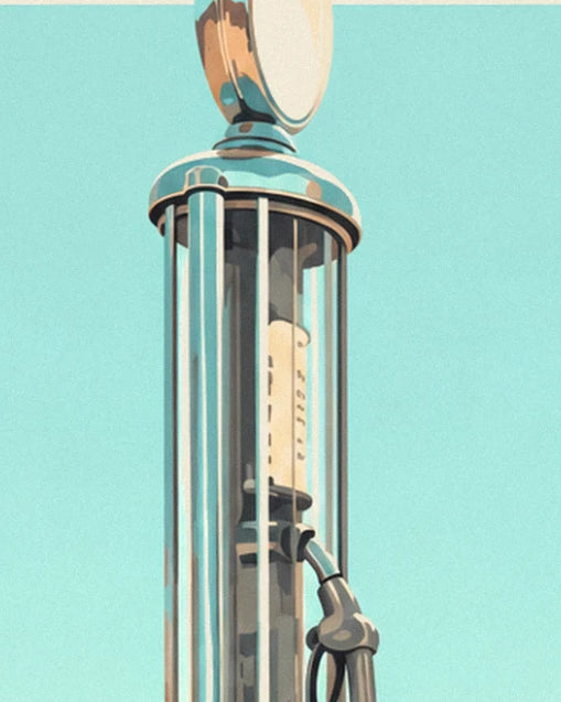La pompe à essence chromée à cylindre de verre, avec son flexible, sur fond de ciel turquoise