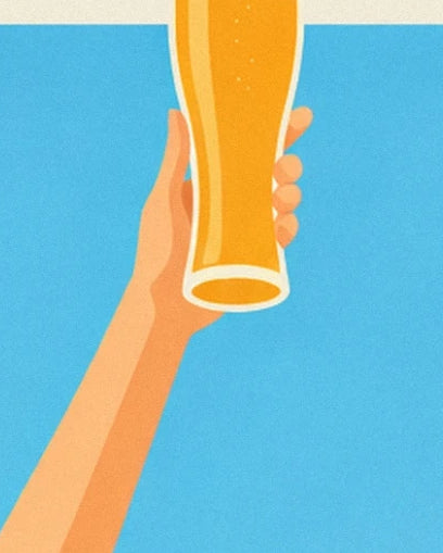 Une main levant un verre de bière dorée sur fond de ciel bleu