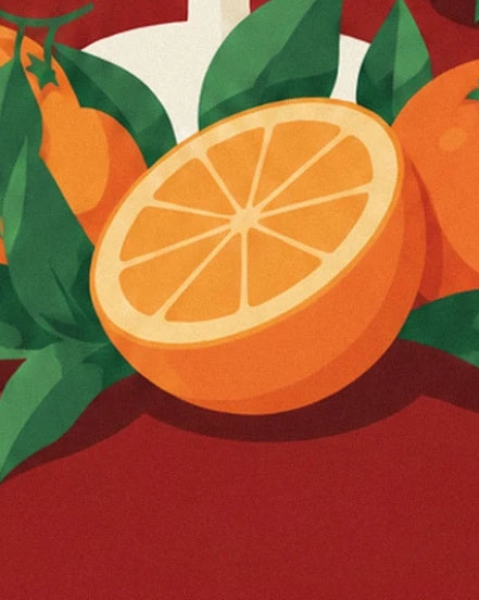 Une moitié d’orange à la pulpe dorée, posée parmi les feuilles sur un fond rouge