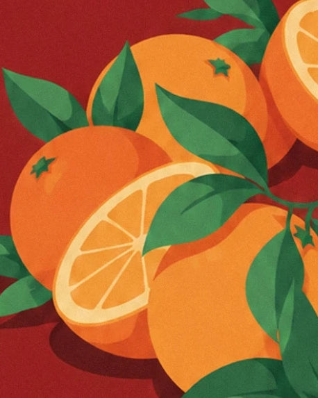 Des oranges entières et coupées parmi des feuilles vertes sur un fond rouge profond