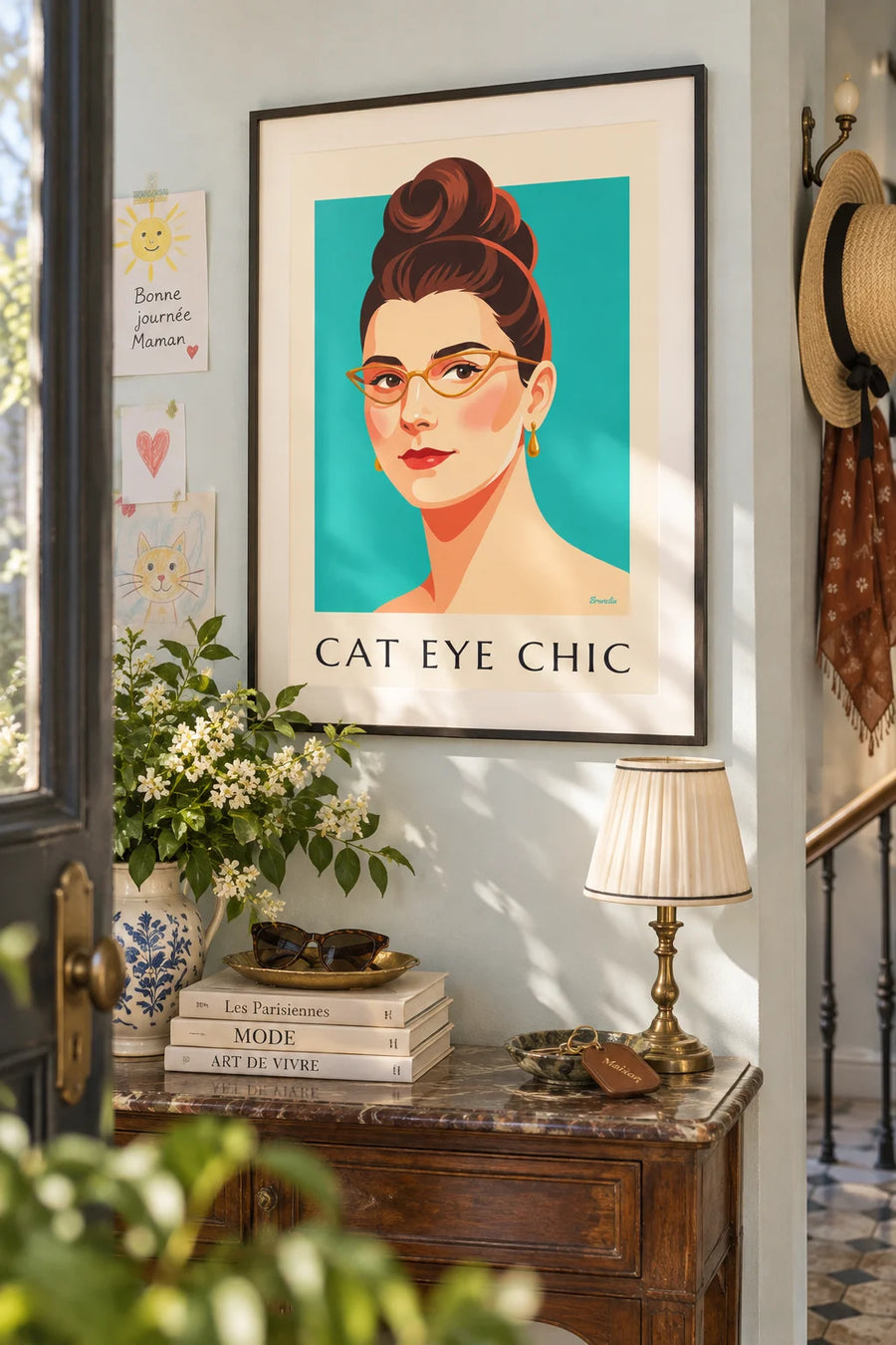 Affiche portrait de femme aux lunettes œil-de-chat et lèvres rouges : encadrée au mur