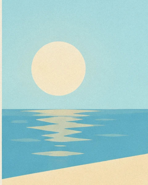 Le soleil pâle au-dessus de la mer turquoise et son reflet sur l'eau