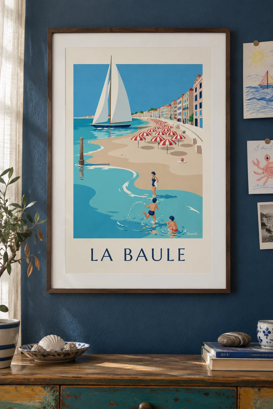 Affiche baigneurs et parasols rayés sur la plage de La Baule : encadrée au mur
