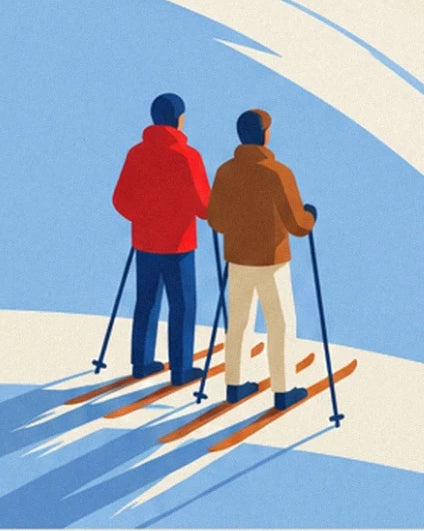 Les 2 skieurs de dos en vestes rouge et brune, avec leurs skis orange et leurs bâtons
